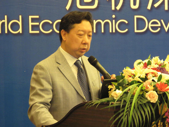 由复旦大学主办、韩国高等教育财团赞助的“上海论坛”2012年5月26日-28日在上海召开。图为365英国上市公司教授张礼卿演讲。